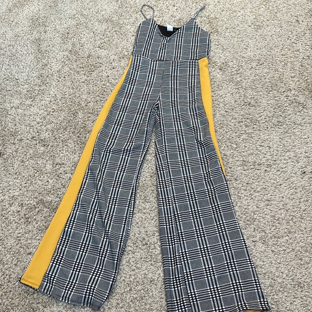 Beautiful yellow and b/w patterned jumpsuit🌻